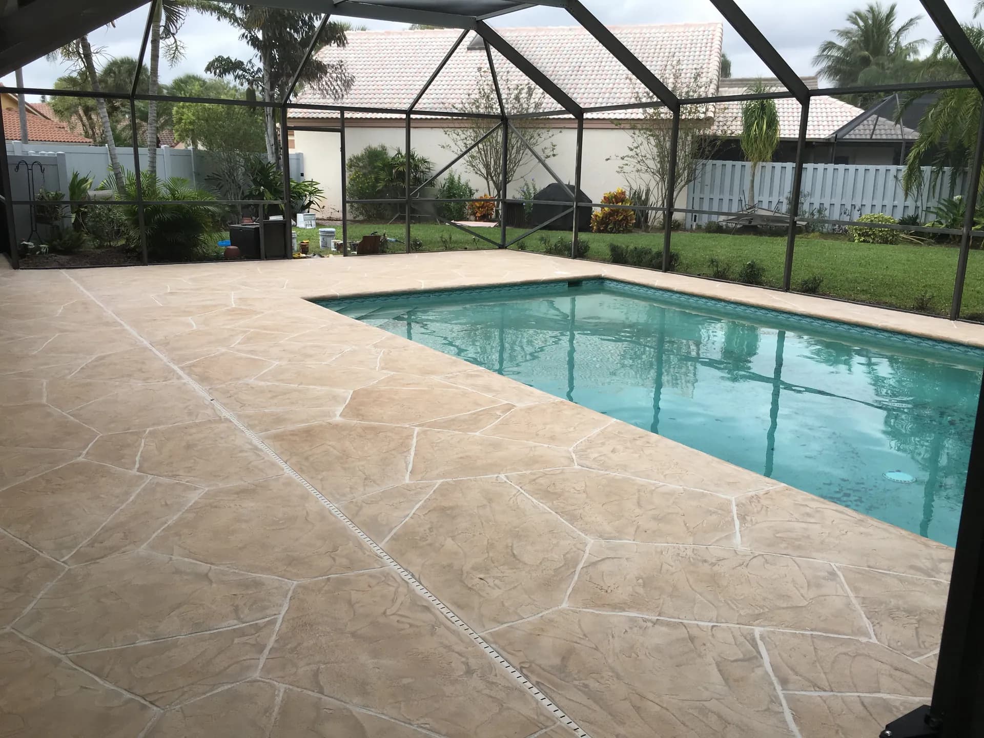Decorative concrete pool deck with multi-tone flagstone pattern